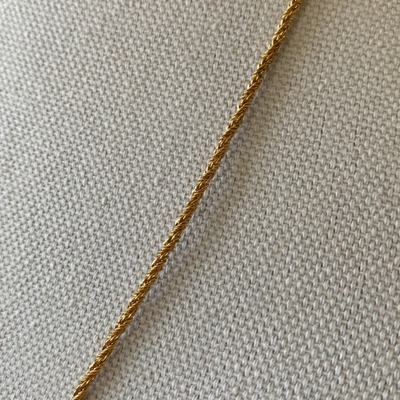 1980 Avon Brushed Goldtone Bow Necklace - Picture 9 of 10